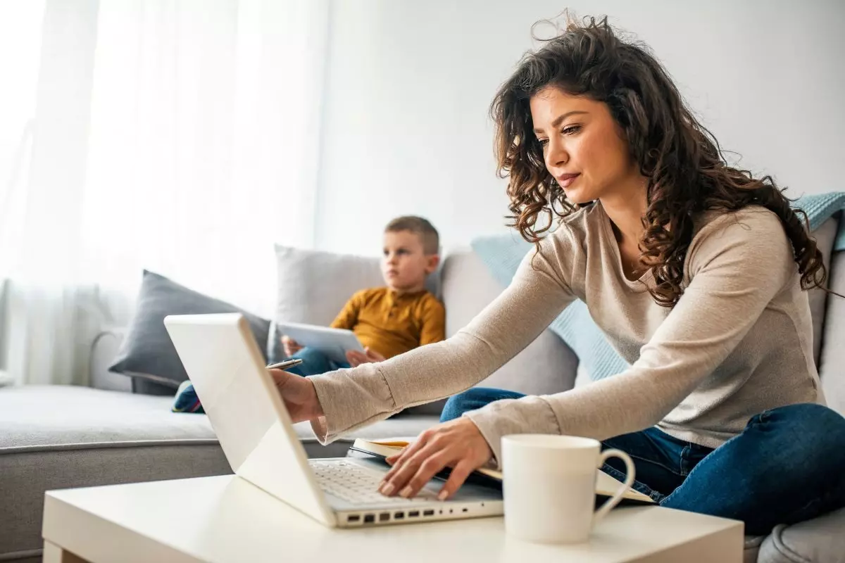 Praca zdalna - stanowisko z laptopem i dzieckiem