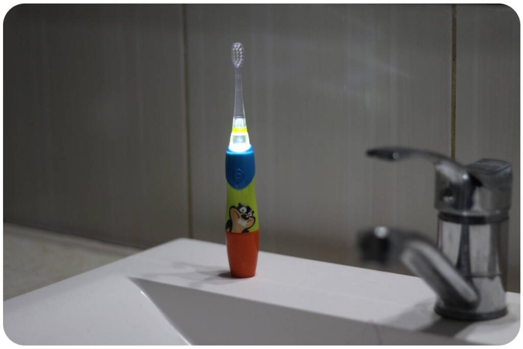 Elektryczna szczoteczka do zębów dla dzieci często jest kolorowa i zachęcająca do użycia.