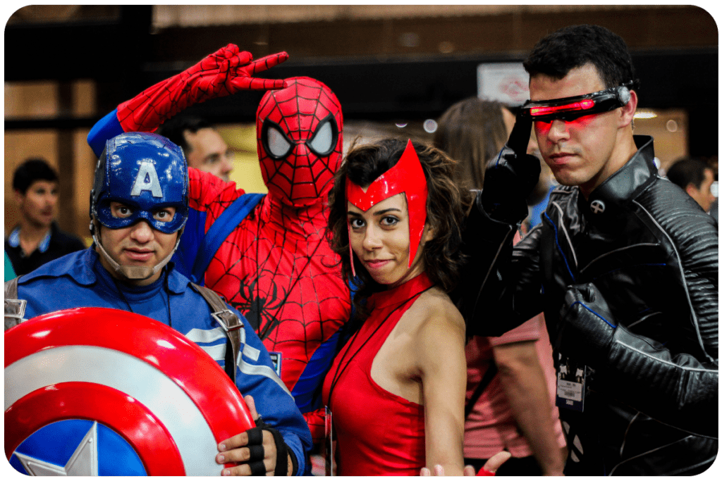 Ludzie przebrani za super-bohaterów na evencie cosplayowym