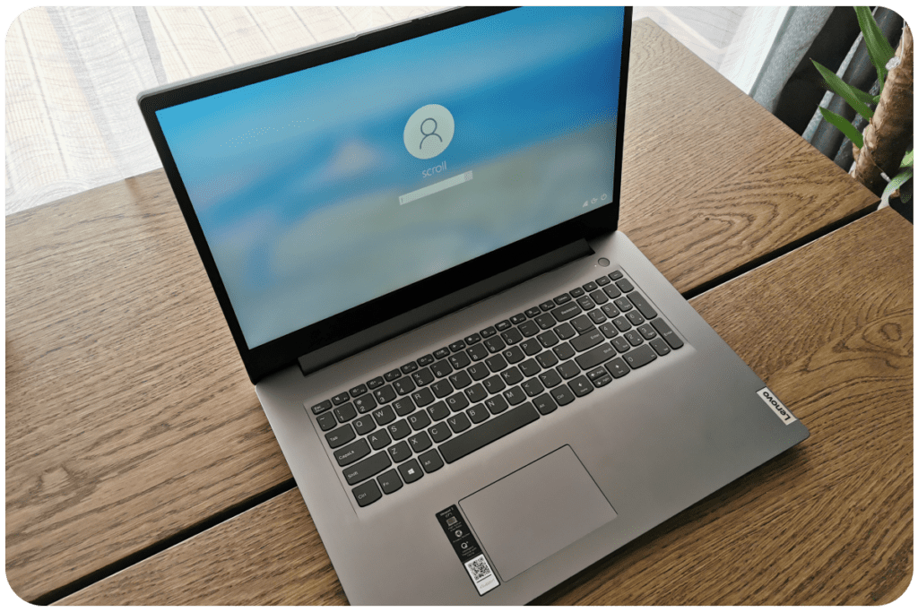 Laptop Lenovo IdeaPad 3 17ALC6 recenzja ekran