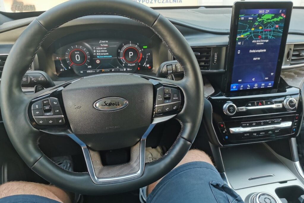 wnętrze samochodu ford explorer 2022 kierownica i ekran z nawigacją