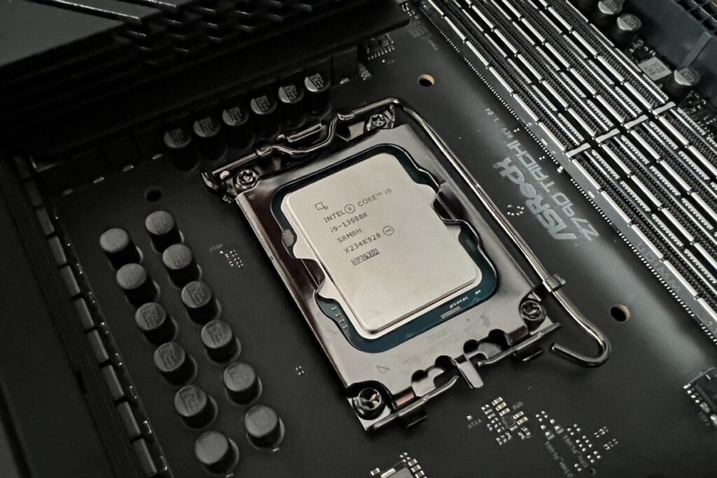 Procesor Intel Core i9-13900K poprawnie zamontowany w sockecie
