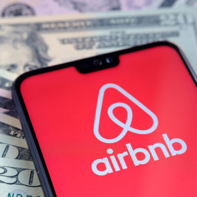 Jak zmienić walutę na stronie i aplikacji Airbnb?