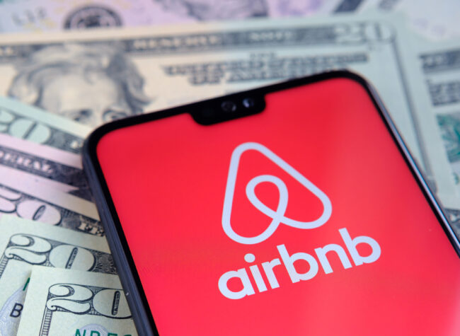 Jak zmienić walutę na stronie i aplikacji Airbnb?