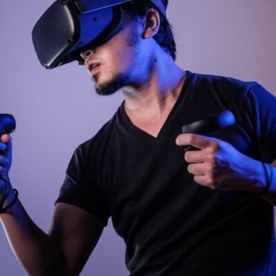 człowiek grający z zestawem vr w gry