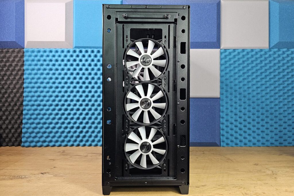 Trzy wentylatory w MSI MPG Gungnir 300R Airflow